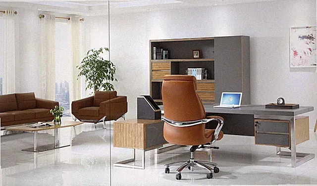 Moderner Leder- und Holz-Couchtisch in Naturfarben