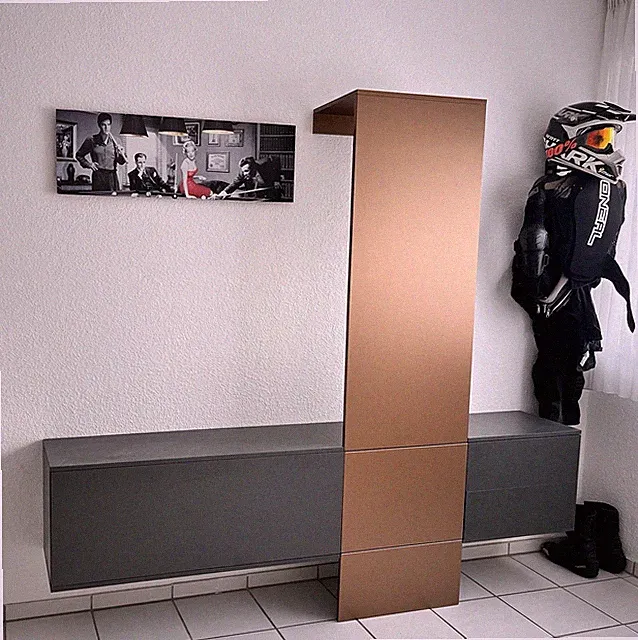 Moderner Schuhschrank mit integrierter Kleiderstange