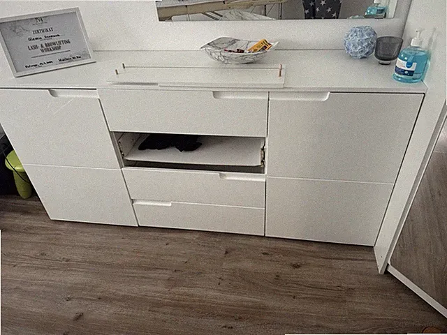 Modernes Design mit mehreren Schubladen und Schrankfächern,Gebrauchsspuren