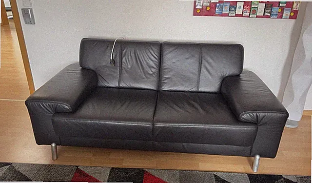 Modernes Sofa aus schwarzem Leder mit Metallfüßen, 2-Sitzer, 161-180 cm breit