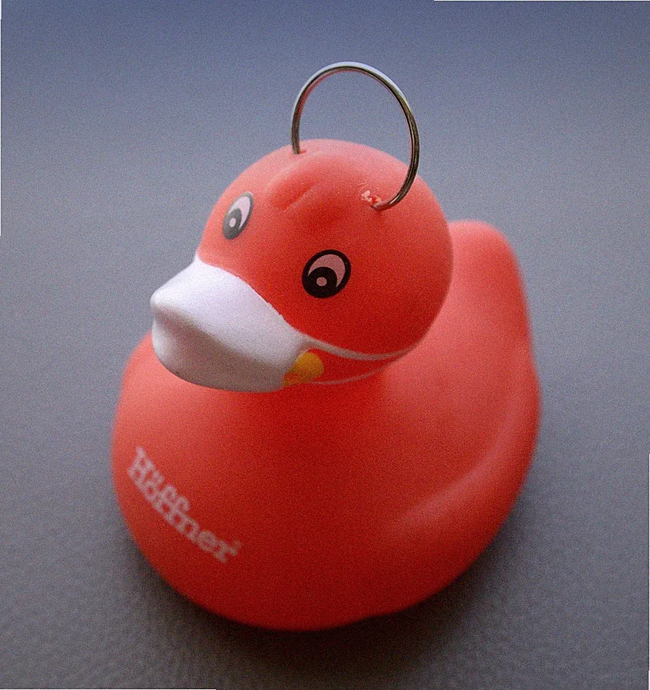 Möbel Höffner rote Badeente Ente Quietscheente Plastik