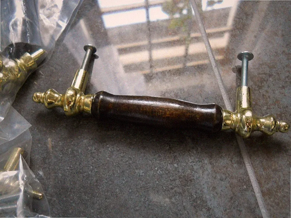 Möbelgriff NEU, rustikal vintage, braun golden, Holz und Metall, Befestigung