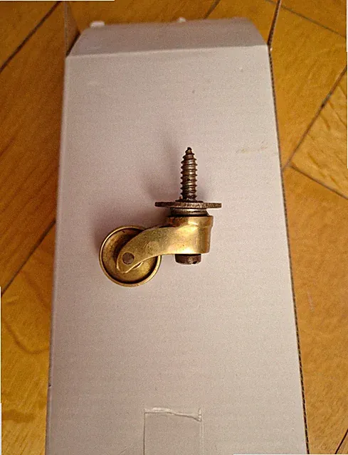 Möbelrolle aus Messing Möbelfußrolle mit Schraube, 4 cm breit, 3 cm hoch.