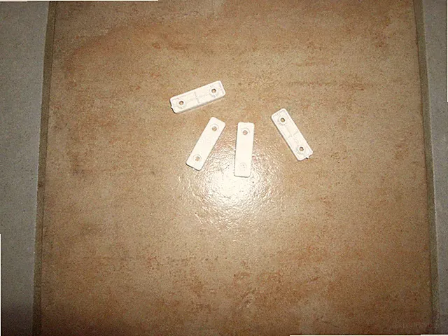 Neu 4 Möbelfüsse eckig weiss 4,9x1,5x0,6mm schraubbar Möbelgleiter