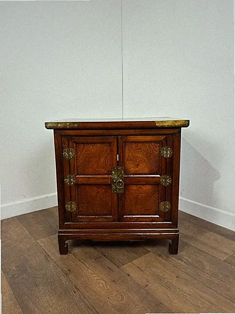 Orientalischer Beistellschrank