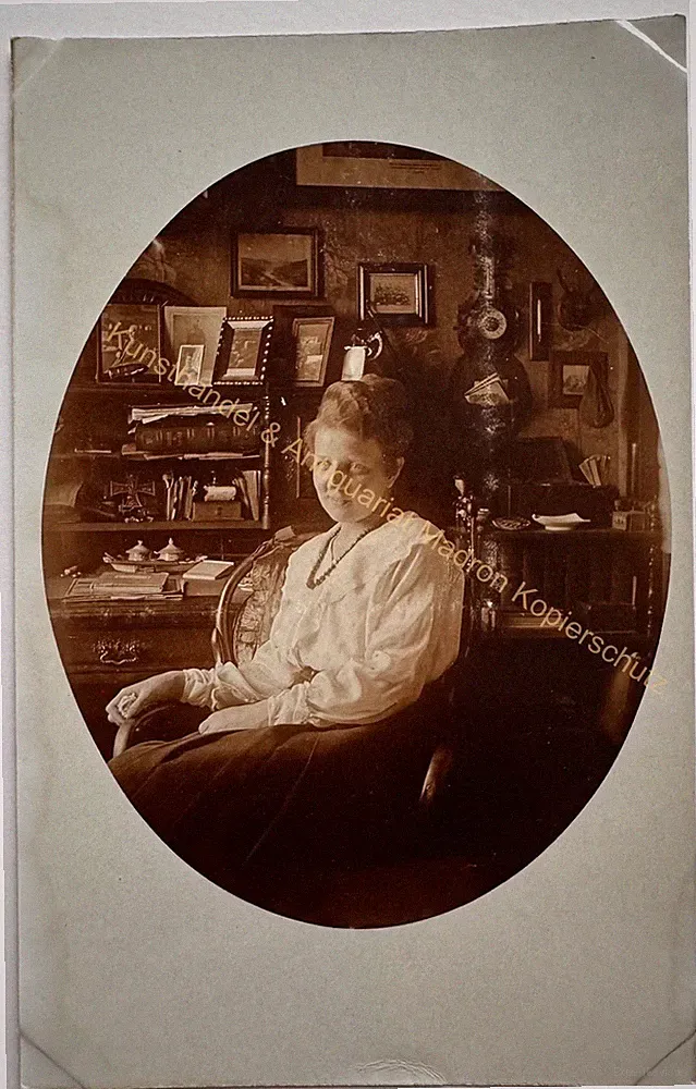 orig. Foto AK Dame Frau Mode Kleidung um 1920 Interieur Möbel Büro