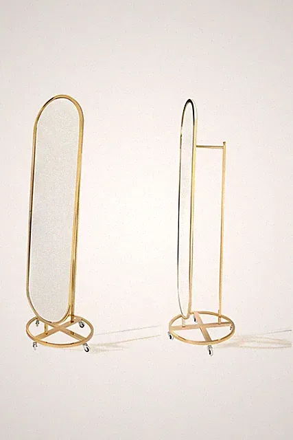 Ovaler Standspiegel in goldenem Metallrahmen auf rundem Sockel mit Rollen