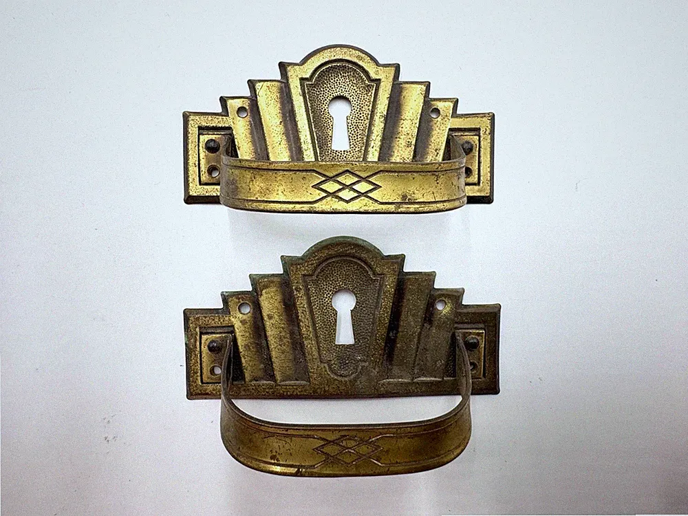 Paar antike Möbelgriffe 9 cm Schlüsselschild Beschläge Bügelgriff Art Deco