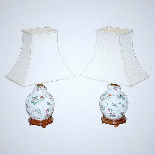 PAAR VINTAGE ORIENTALISCHE ASIATISCHE HANDBEMALTE TISCHLAMPEN MIT LAMPENSCHIRMEN
