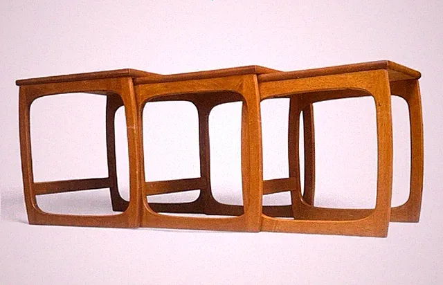 PARKER KNOLL TEAK BEISTELLTISCHE MID CENTURY RETRO SCHLITTENBEINE UM 1970