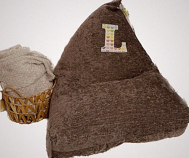 Personalisierter Sitzsack Stuhl, fertig gefüllt, Kindergröße mit Buchstabe Luxus Stoff