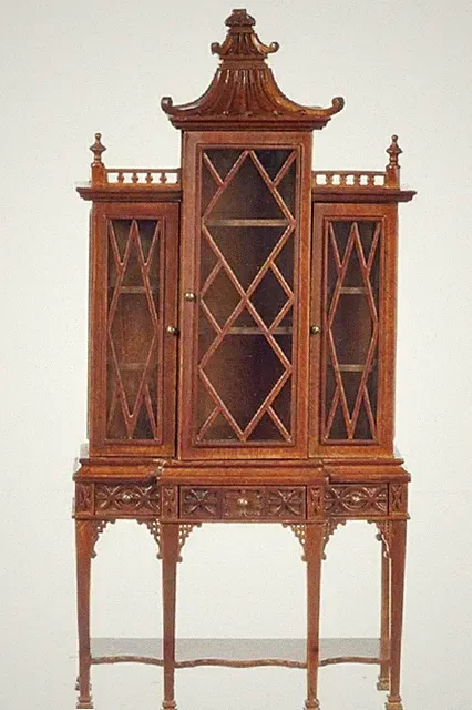 Puppenhaus George III Chippendale Porzellan Schrank Breakfront Nussbaum JBM Möbel