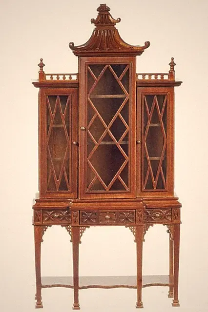 Puppenhaus George III Chippendale Porzellan Schrank Breakfront Nussbaum JBM Möbel