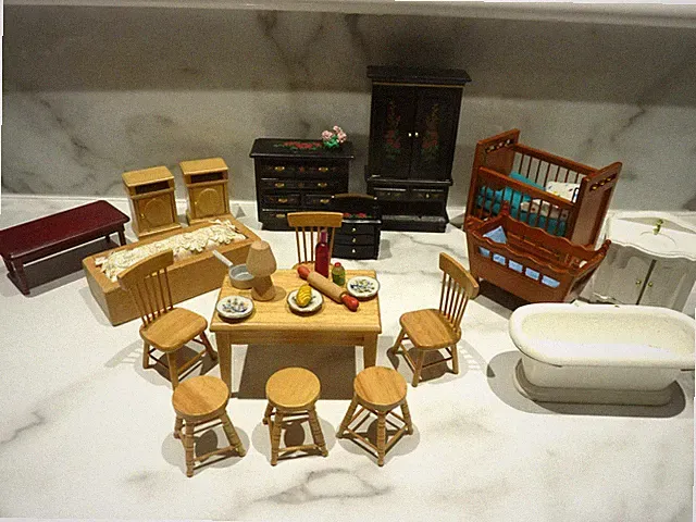 Puppenhaus Maßstab 1:12 viktorianische Möbel Küchentisch Stühle, Kinderbetten, Tisch etc.