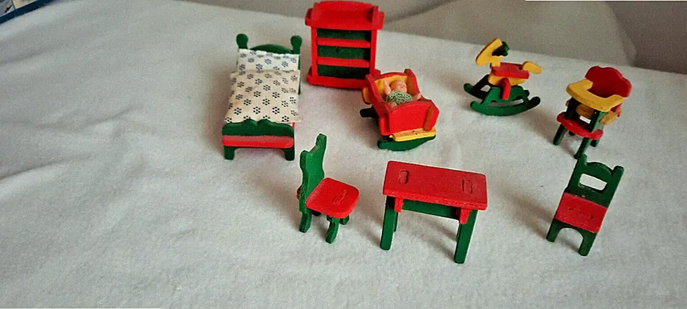Puppenhausmöbel, Babyzimmer, Wiege, Schaukelpferd, Hochstuhl, Holz unlackiert