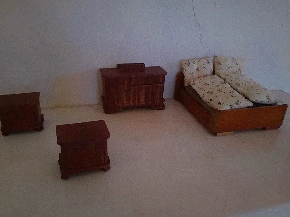 Puppenmöbel - Bett + 2 Nachtkästchen + Kommode + Bettwäsche, Art Deco