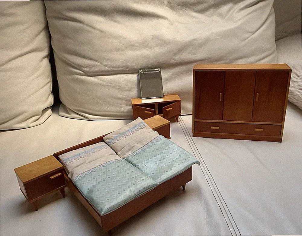 Puppenmöbel Schlafzimmer-Set Holz/Bett, 2xNachttisch, Kommode, Schrank
