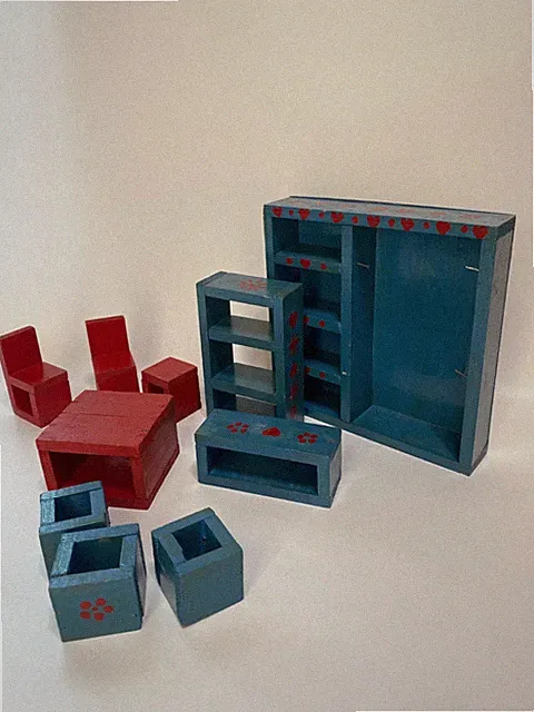 Puppenstubenmöbel, Schrank, Regal, Tisch, Hocker, Stühle, rot und blau