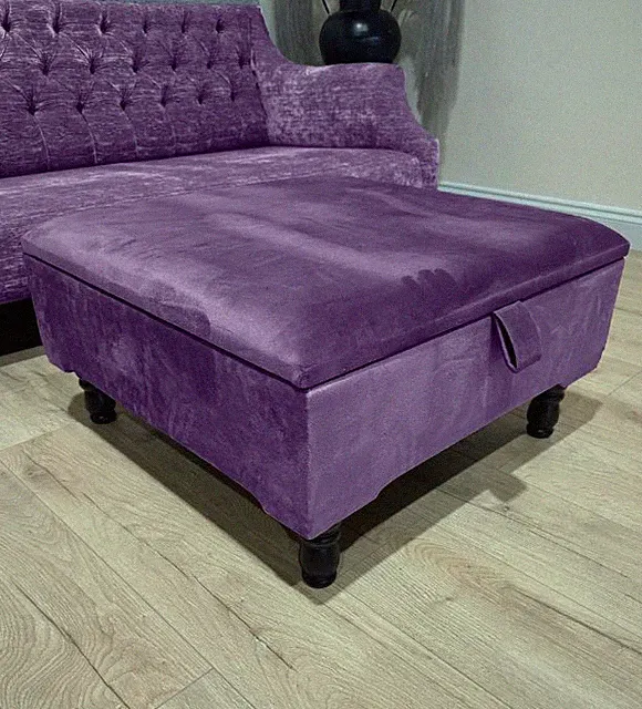 Quadratischer osmanischer Couchtisch aus Samt mit Stauraum und schlichtem Deckel - eleganter Stil