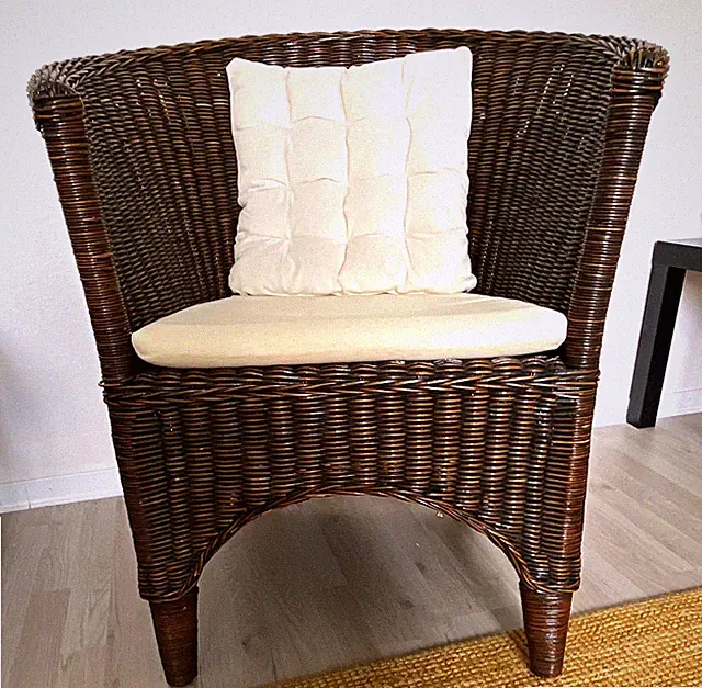 Rattan Sessel braun lackiert mit beigen Kissen 70x59x82 cm Baumwolle