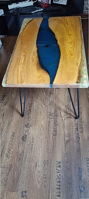 Rechteck Couchtisch River Table Holz/Blaues Epoxidharz, Metallbeine 61-80cm