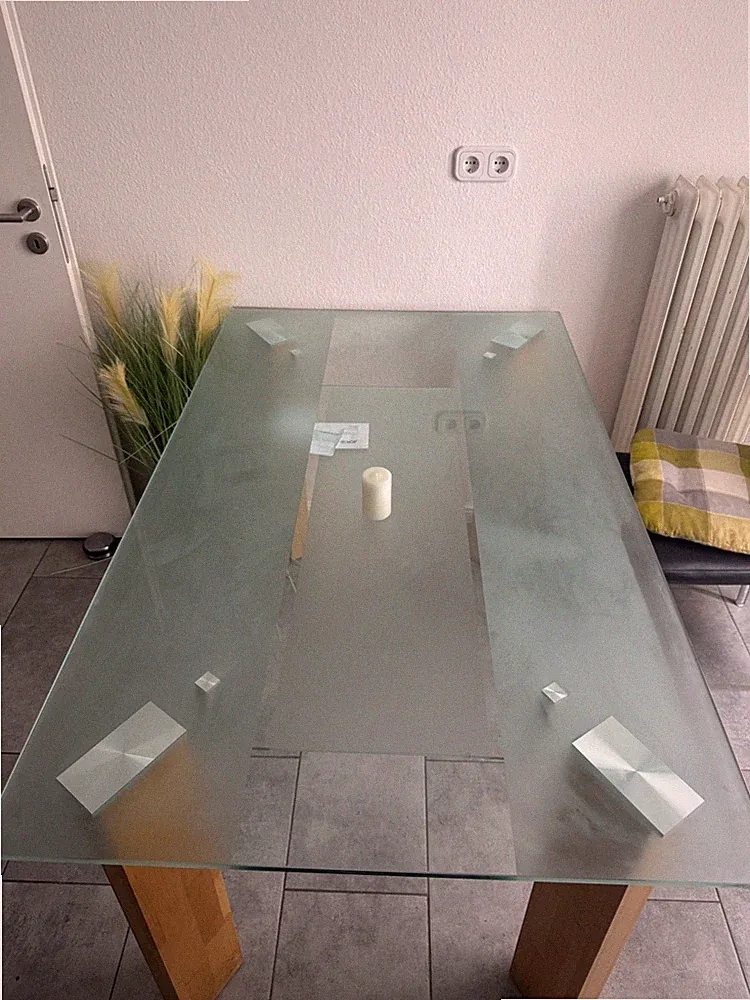 Rechteckiger Esstisch mit transparenter Glasplatte & Holzbeinen