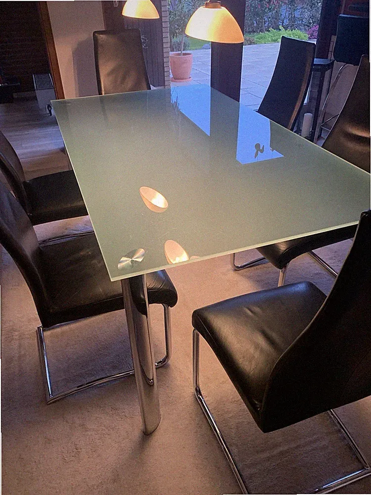 Transparent Esstisch