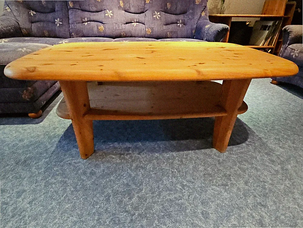 Rechteckiger Holz-Couchtisch mit Ablage, 130x75x50 cm, helles Holz Braun