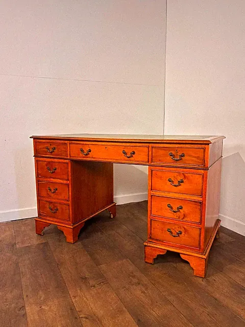Reproduktion Eibenholz Podest Schreibtisch mit grünem Leder - 9 Schubladen
