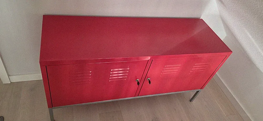 Rote Kommode