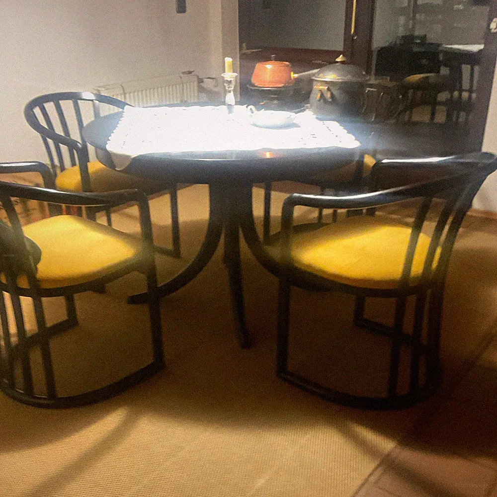 Rundes Holz-Esstisch Set 5-tlg.: schwarzer Tisch Ø110cm + 4 Stühle Gelb