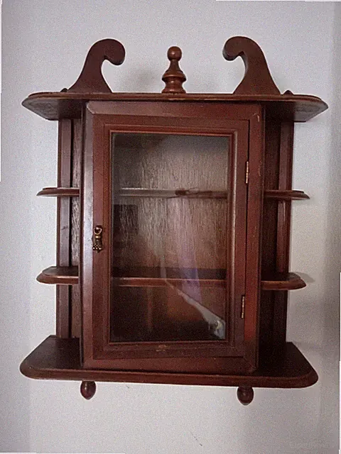 Rustikale Hängevitrine aus Holz mit Glastür – Wandvitrine Vintage