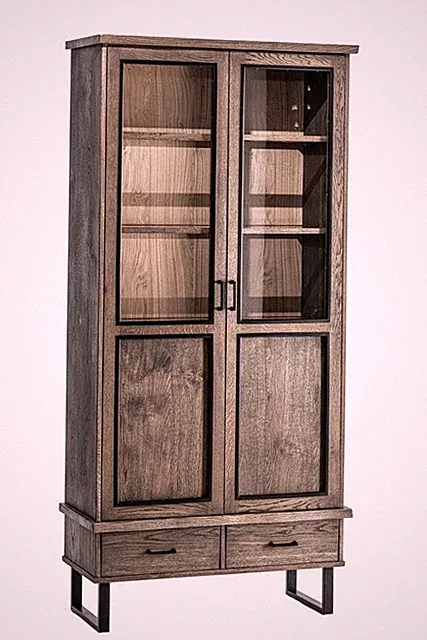 Rustikale Vitrine mit Holzregalen und Glastüren auf Metallbeinen