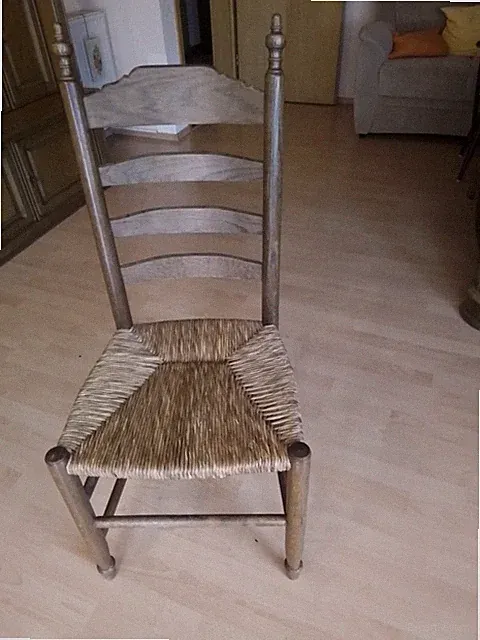 Rustikaler Holzstuhl mit Naturgeflecht und Leiterlehne