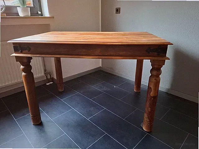 Rustikaler Holztisch/ Esszimmertisch mit 4 passenden Holzstühlen, Akazienholz