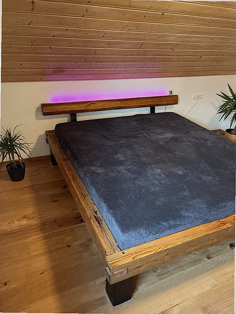 Rustikales Altholz-Bett