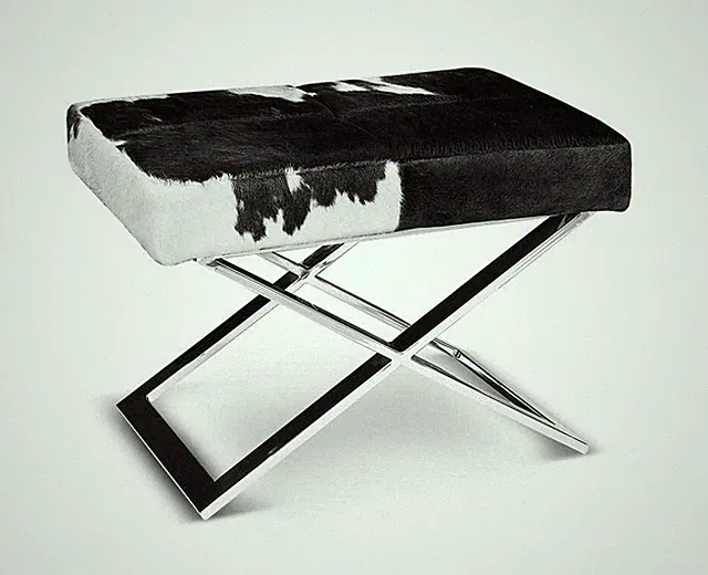 Schicker Bauhaus Kuhfell Hocker Sitzhocker. Abb. echtes Kuhfell Schwarz-Weiß.