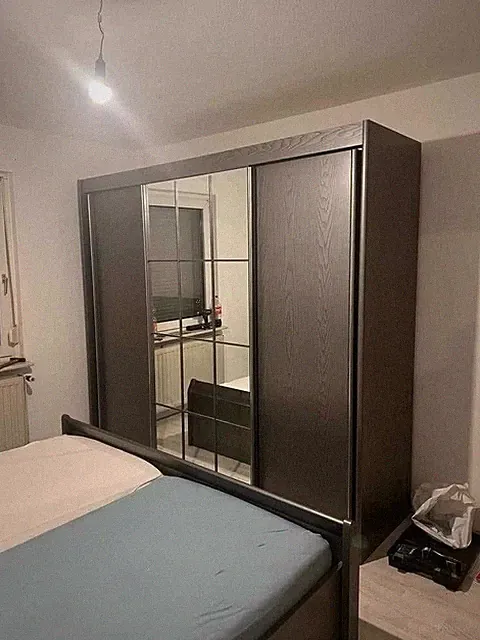 Schlafzimmer. Graues französisches Bett und Kleiderschrank.