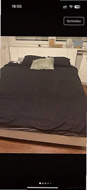 Schlafzimmer Mit Doppelbett, Zwei nachtkommoden Und Ein Kleiderschrank