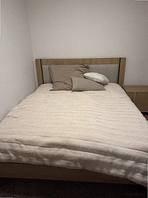 Schlafzimmer-Set: Bett, 2 Nachttische, Schminktisch und Spiegel mit Fächern