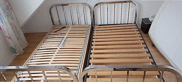 Schlafzimmerbett: 2 Einzelbetten + 1 verstellbar Lattenrost + 1 Lattenunterlage