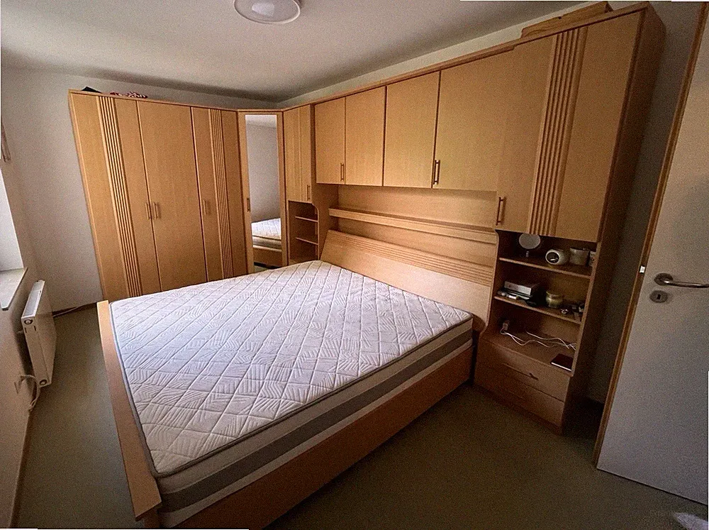 Schlafzimmermöbel-Set aus hellem Holz mit Bettkasten, Schrank, Nachttisch, Regal
