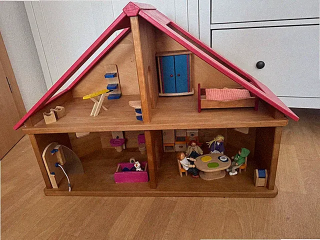 Schöllner Puppenhaus Puppenstube Holz massiv mit Möbeln & Figuren Waldorf