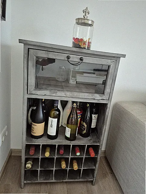 Schöne Vitrine aus Holz mit Glas. guten Zustand. N.P 199€ Abzugeben für 75€