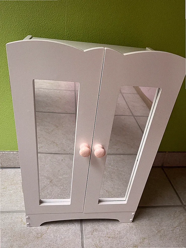 Schöner Kleiderschrank mit Spiegeltüren von Kidkraft mit Kleiderbügeln
