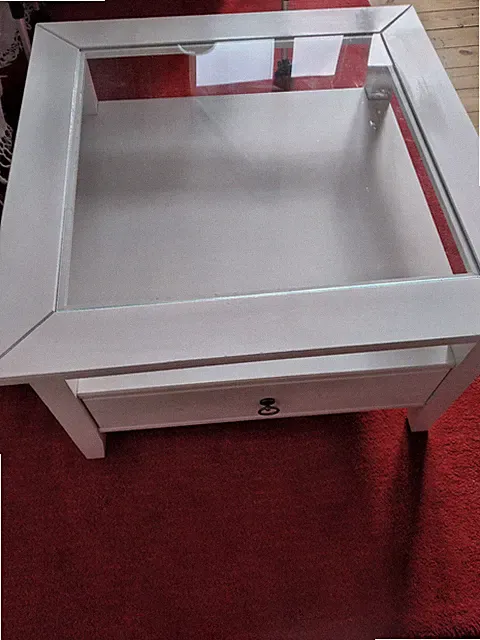 Schöner Wohnzimmertisch, weiß, Holz, mit Glasplatte und Schublade