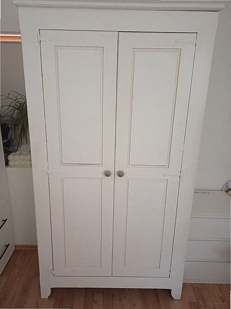 Schrank ,Echtholz ,Shabby Chic,mit Kleiderstange,außen weiß innen Naturholzfarbe