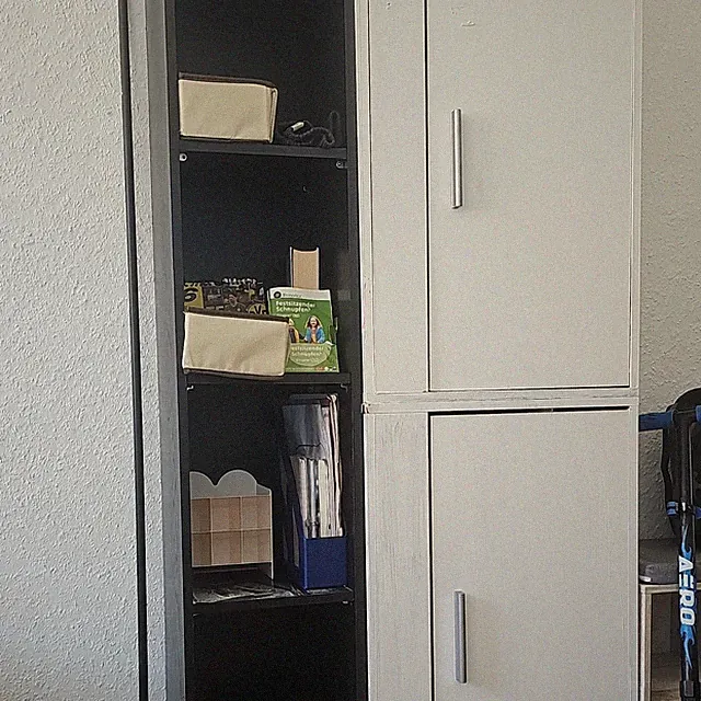 Schrank Holz matt Weiß/Schwarz, 2 Türen, offenes Regalteil mit 6 Fächern
