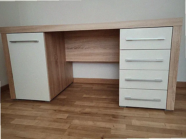 Schreibtisch