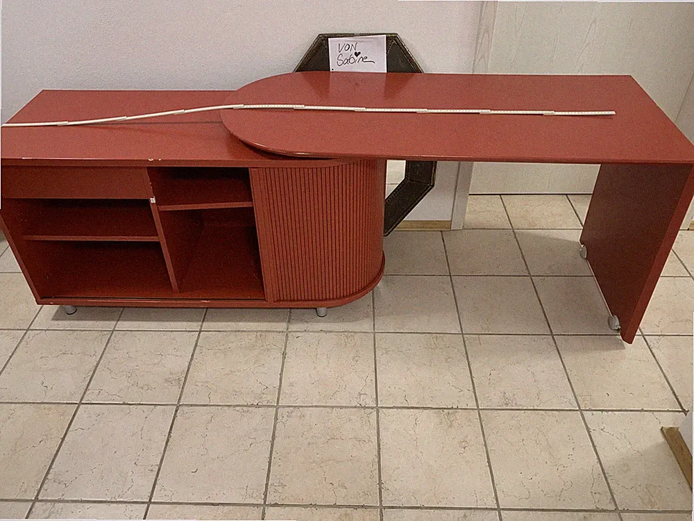 Schreibtisch faltbar und raumsparend bei wenig Platz rot, mit Regal eingebaut